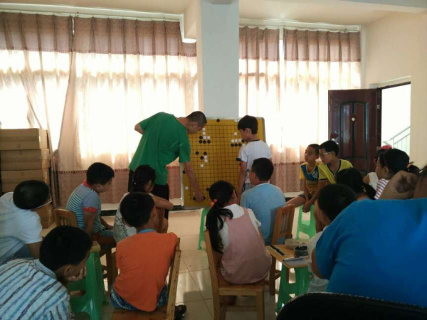 认真学围棋.jpg